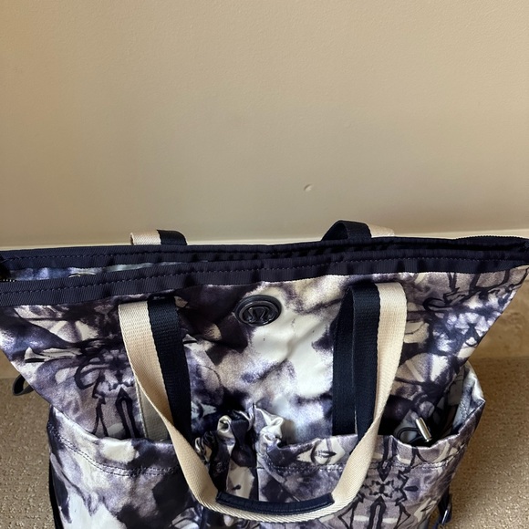 Lulu shoulder gym bag 18”x16”. Laundry bag included. - Picture 3 of 7